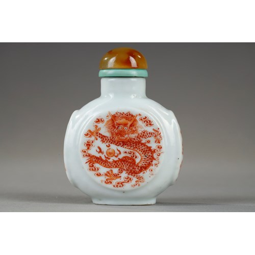 Porcelain snuff bottle enamelled in iron red decorated on each side of a dragon and on the sides of clouds -
Imperial Jingdezhen kilns - Daoguang mark and period 1821/1850